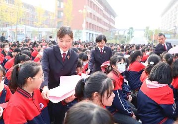 河南信阳：用心用情为孩子们撑起法治晴空